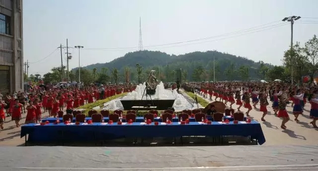 黄梅县千人同台,舞出新风尚3.jpg